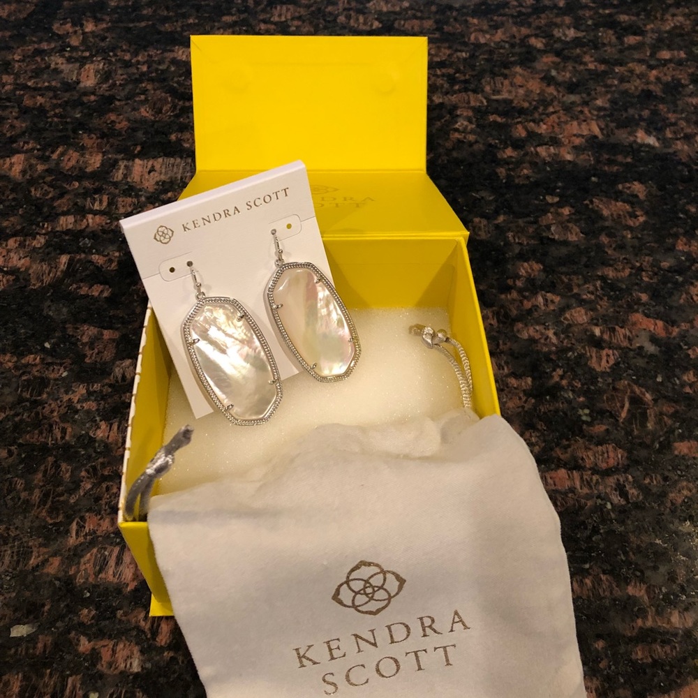 Kendra Scott Danielle earrings - Pearl White